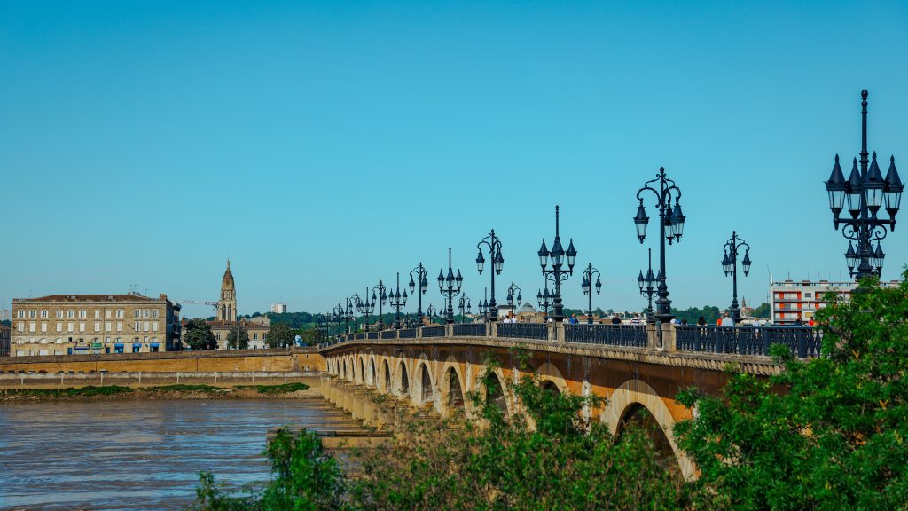 Pont de Pierre sur la Garonne à Bordeaux, ville où Your Vibes Events organise des mariages